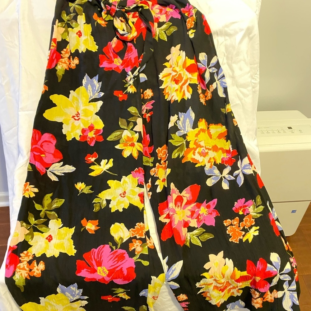 Billabong gauzy pull on pant with tie front.